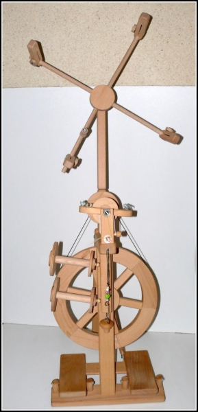 Modifiziertes, neuwertiges Reise Spinnrad * Merino * mit Doppel-Wipp-Tritt plus Haspel, Zunächst RESERVIERT f. Fr. Weiß